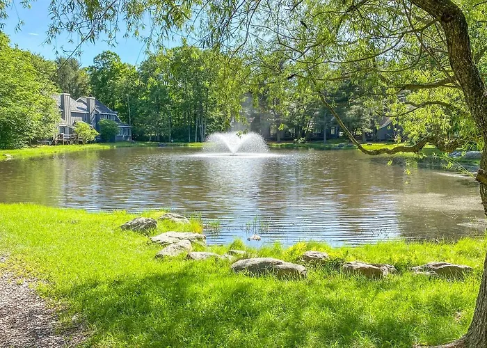 < 1 Mi To Jack Frost: Lake Harmony Townhome!
