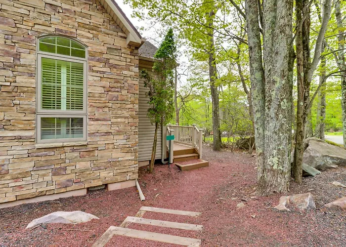 < 1 Mi To Big Boulder Mtn! Home W/ Hot Tub & Deck