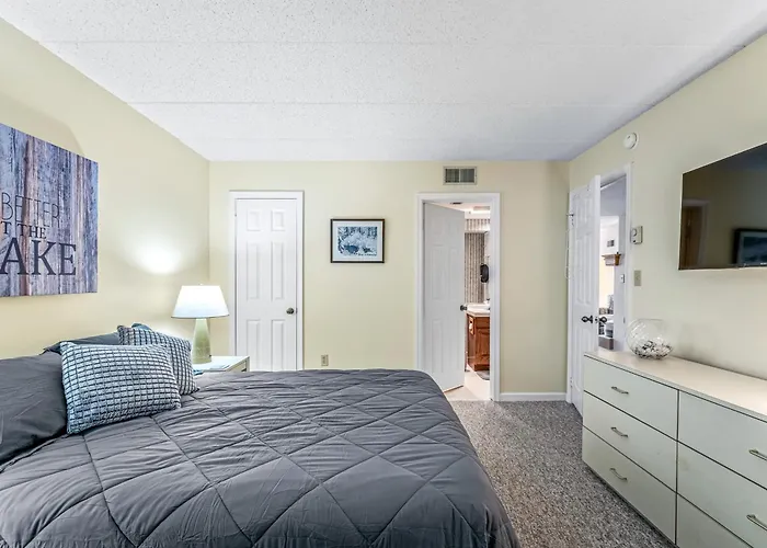 'Cobbies Cove' Lakefront Gem: Epic Views & Pool!