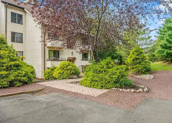 'Cobbies Cove' Lakefront Gem: Epic Views & Pool!