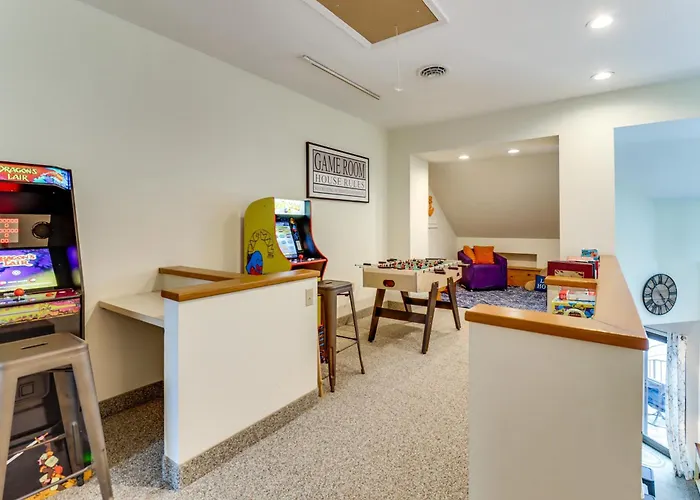 Game Room & Bbq: Waterfront Lake Harmony Condo!