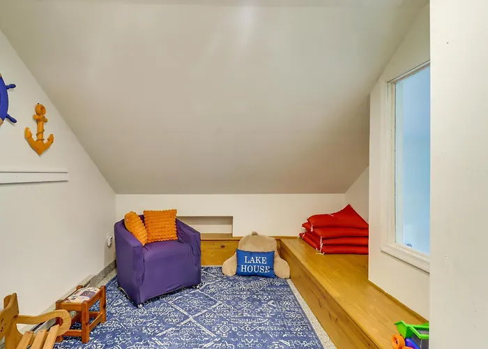 Game Room & Bbq: Waterfront Lake Harmony Condo!